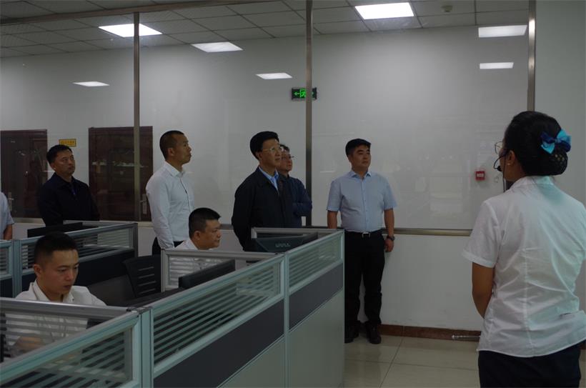 參觀(guān)智能調(diào)度中心.JPG