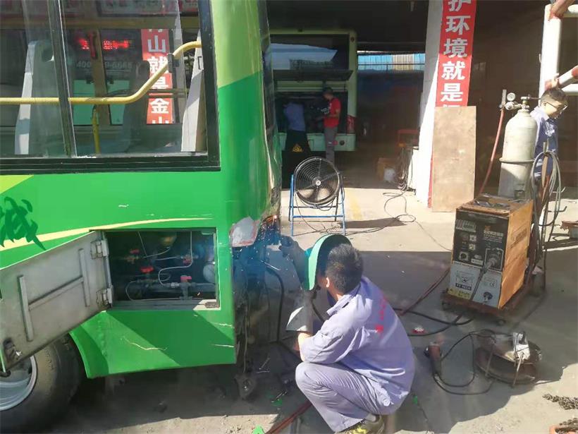 鈑金工，修復(fù)車身.jpg