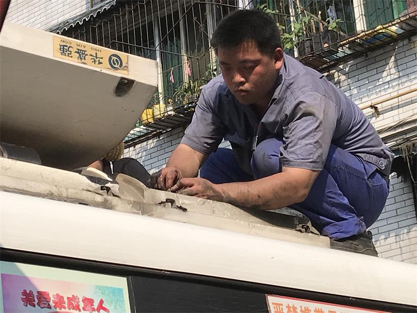 電工，檢修車輛空調(diào).jpg